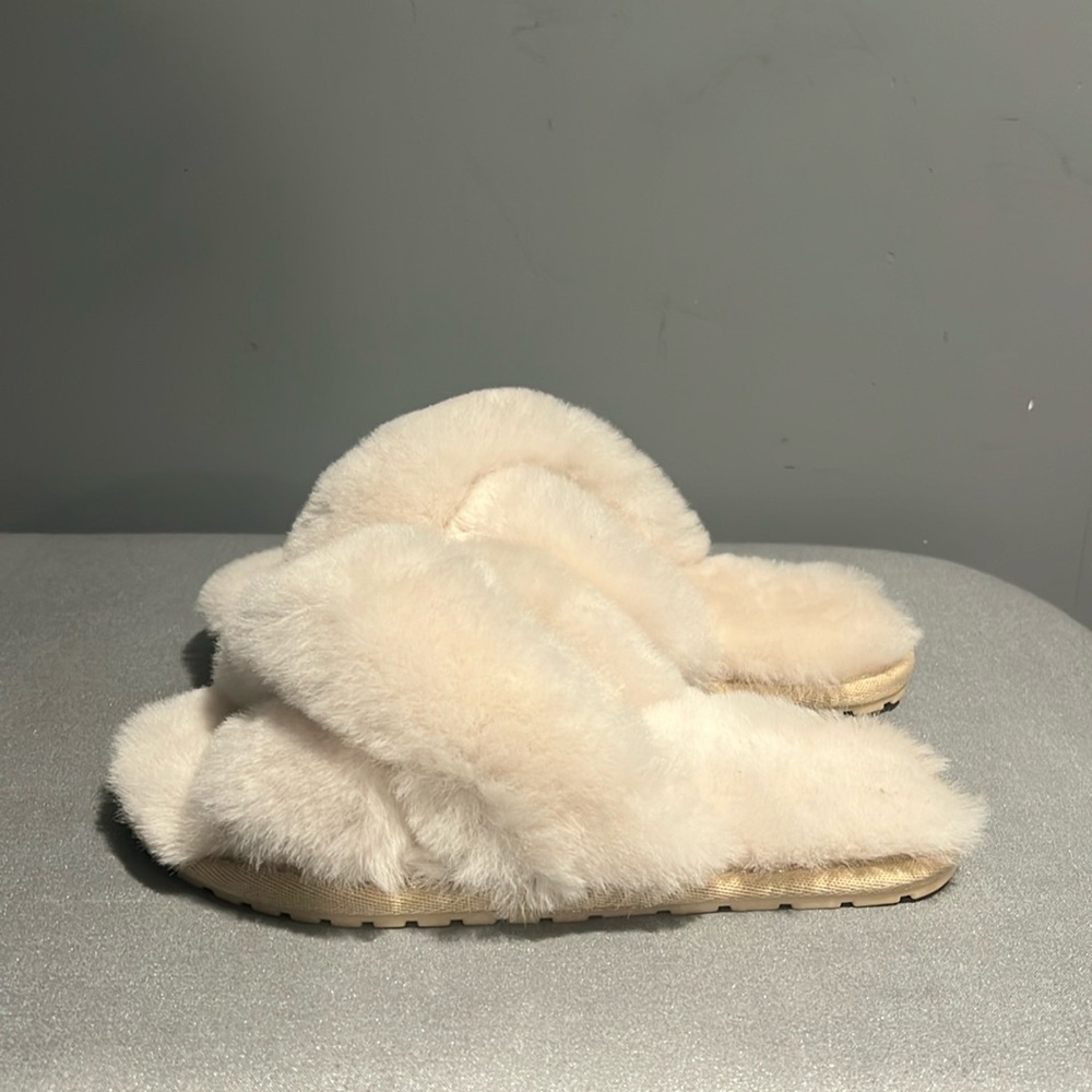 EMU Australia sheep fur slippers . Size 6